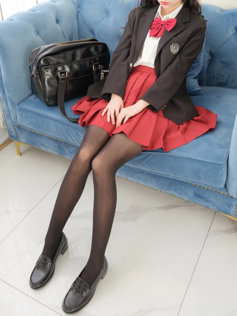 紧急企划《内部020 一只喵喵梓 黑丝JK制服》主题写真：68张全套美图，含1个视频