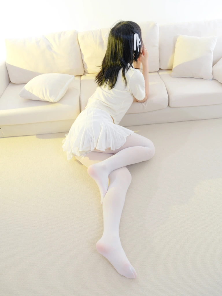 森萝财团《小樱-02E 4K 白丝T恤短裙》主题写真：100张全套美图，含1个视频