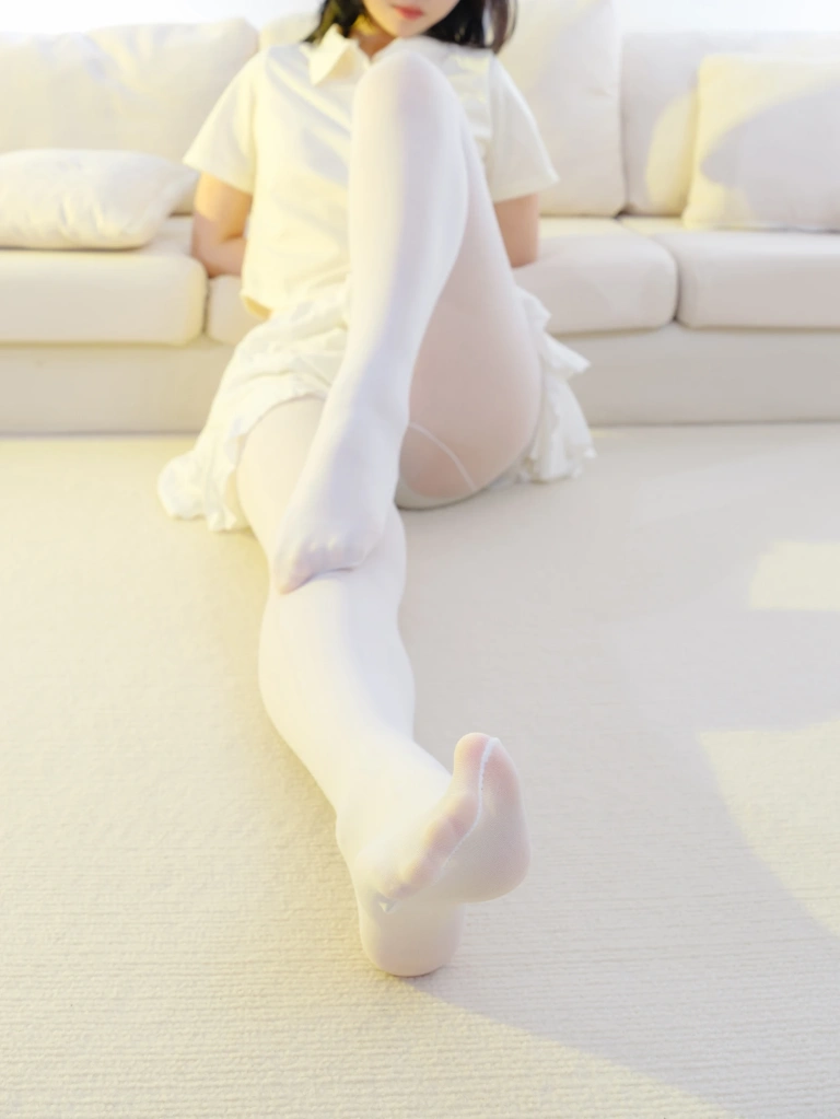 森萝财团《小樱-02E 4K 白丝T恤短裙》主题写真：100张全套美图，含1个视频