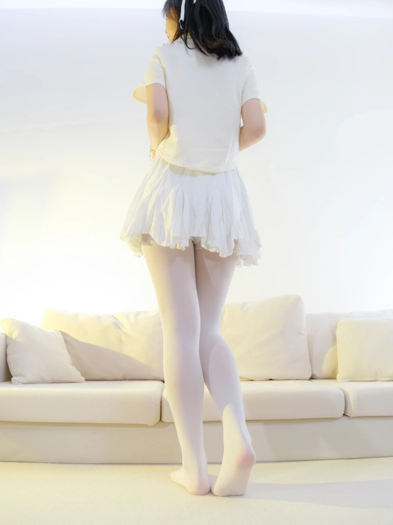 森萝财团《小樱-02E 4K 白丝T恤短裙》主题写真：100张全套美图，含1个视频