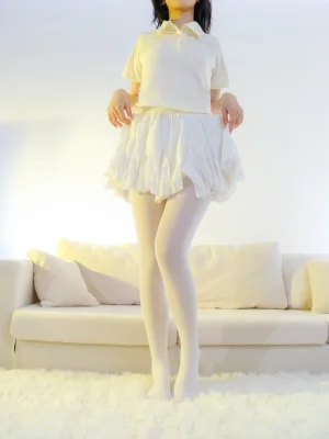 森萝财团《小樱-02E 4K 白丝T恤短裙》主题写真：100张全套美图，含1个视频