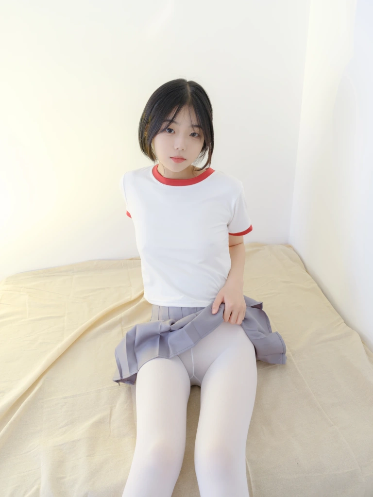 森萝财团《小樱-03E 4K 白体操服短裙》主题写真：121张全套美图，含1个视频