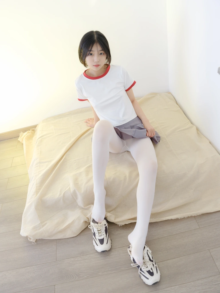 森萝财团《小樱-03E 4K 白体操服短裙》主题写真：121张全套美图，含1个视频