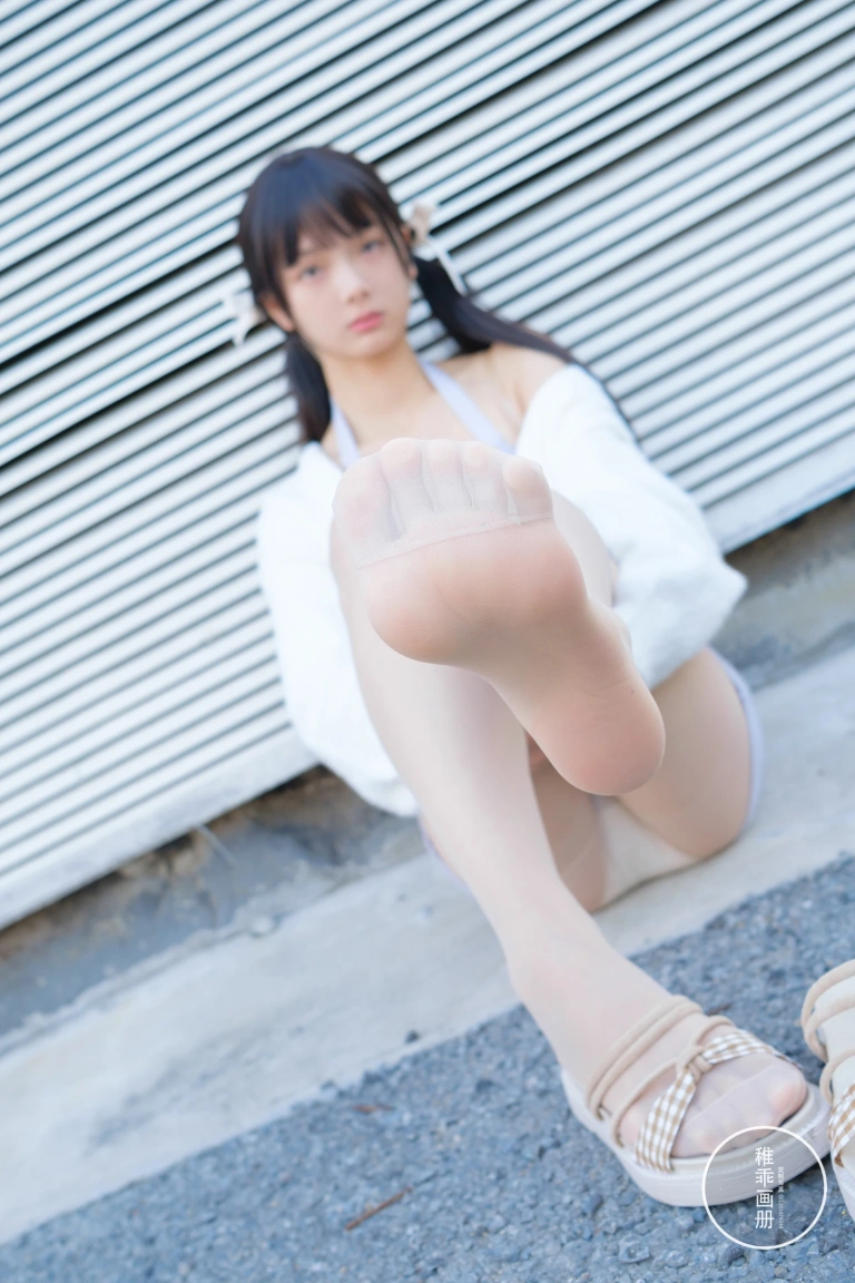 稚乖画册 晴空-08 夜夜《稚乖画册 晴空-05 夜夜 天台停车场肉丝Lolita》主题写真：83张全套美图，含1个视频
