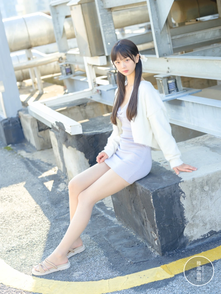 稚乖画册 晴空-08 夜夜《稚乖画册 晴空-05 夜夜 天台停车场肉丝Lolita》主题写真：83张全套美图，含1个视频