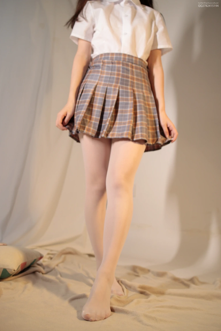 森萝财团《JKFUN-048 《白丝网鞋合辑》 13D白丝 默陌+芝士 默陌》主题写真：48张全套美图，含1个视频
