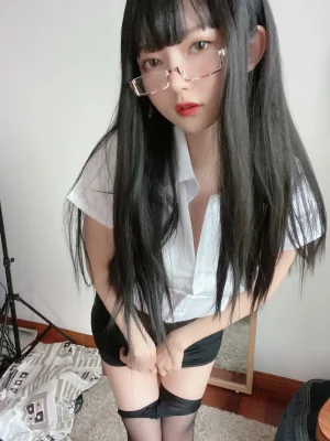 51酱《OL》主题写真：20张全套美图，含2个视频