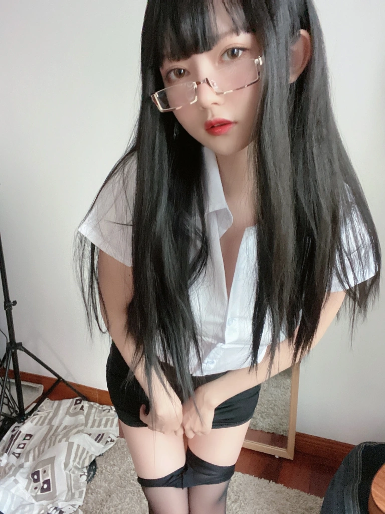51酱《OL》主题写真：20张全套美图，含2个视频