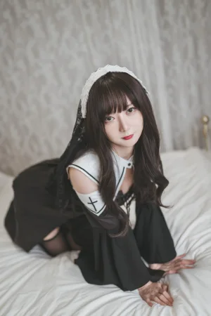51酱《修女》主题写真：33张全套美图