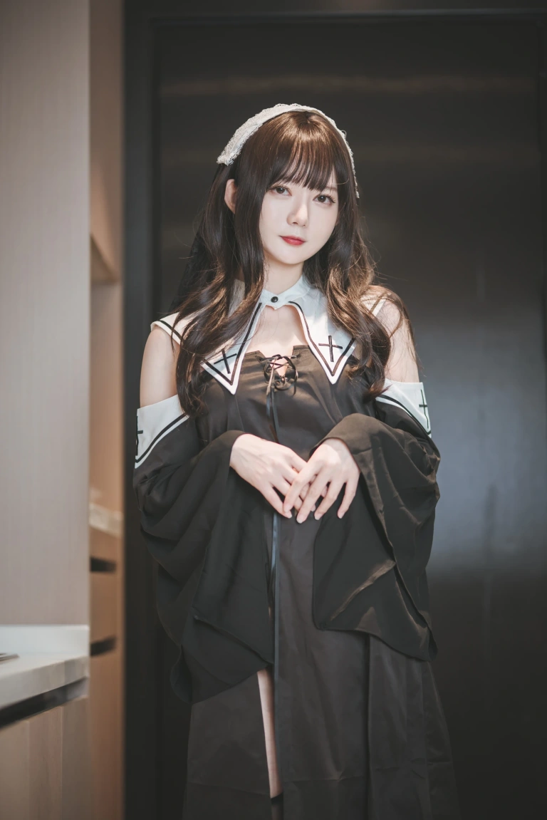 51酱《修女》主题写真：33张全套美图