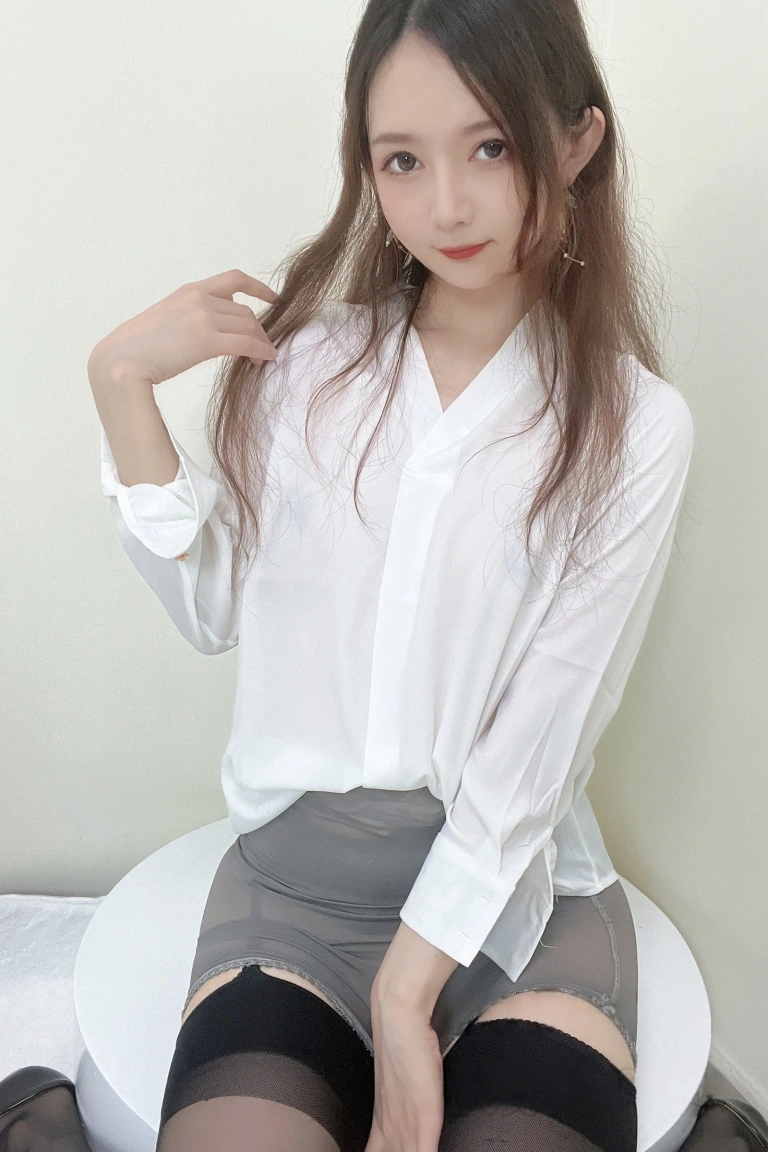 51酱《透视真空》主题写真：49张全套美图，含3个视频