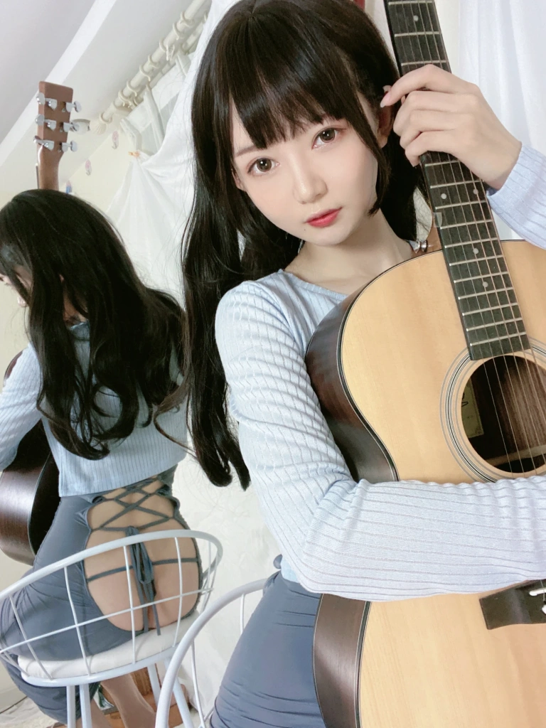 51酱《吉他妹妹自拍》主题写真：25张全套美图，含3个视频
