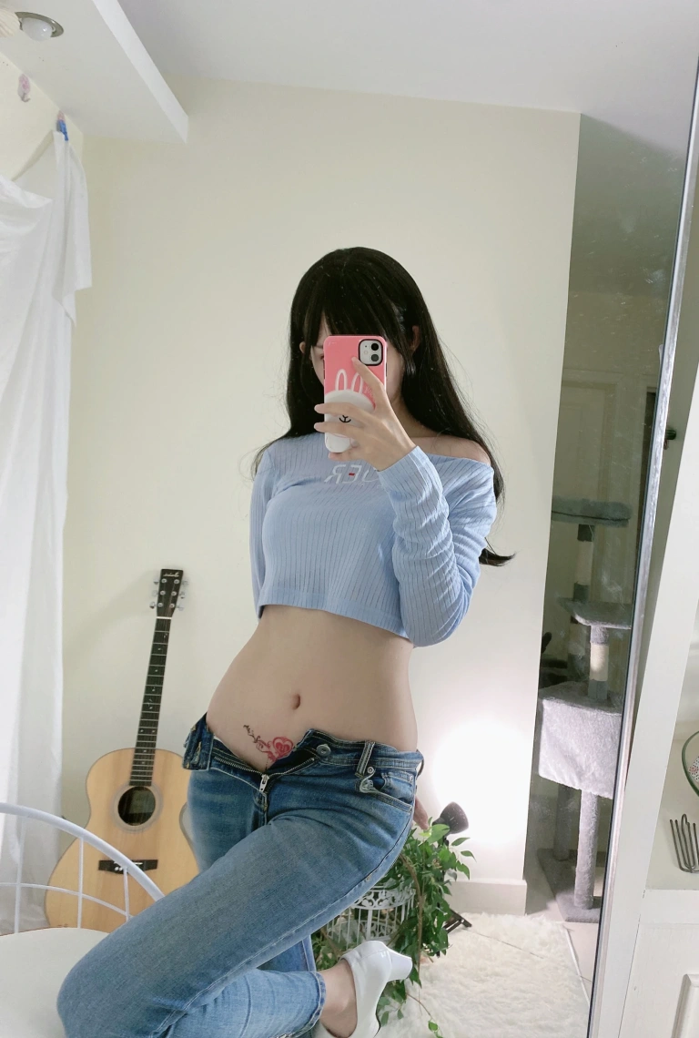 51酱《吉他妹妹自拍》主题写真：25张全套美图，含3个视频