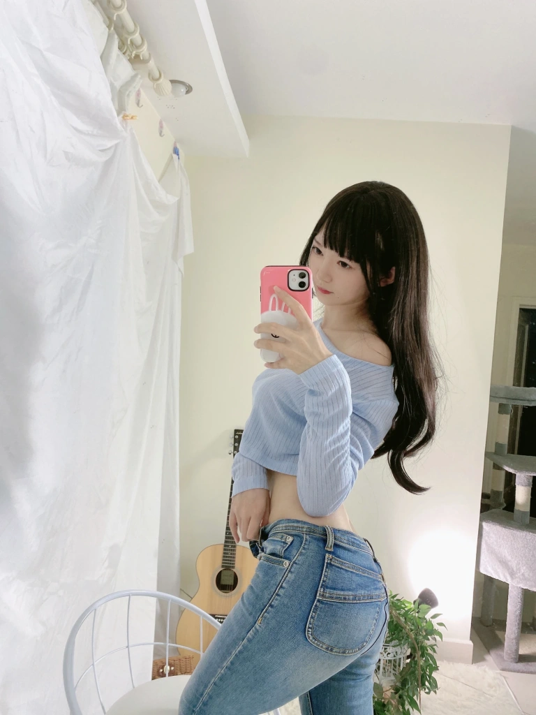 51酱《吉他妹妹自拍》主题写真：25张全套美图，含3个视频