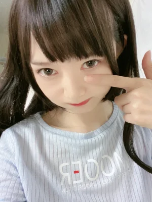 51酱《吉他妹妹自拍》主题写真：25张全套美图，含3个视频