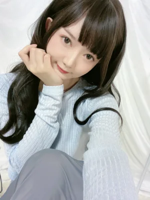51酱《吉他妹妹自拍》主题写真：25张全套美图，含3个视频