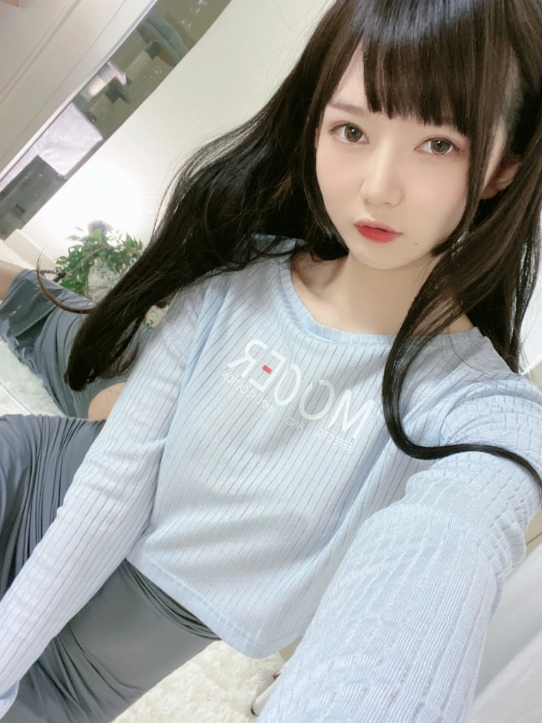 51酱《吉他妹妹自拍》主题写真：25张全套美图，含3个视频