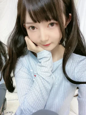 51酱《吉他妹妹自拍》主题写真：25张全套美图，含3个视频