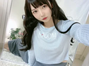 51酱《吉他妹妹自拍》主题写真：25张全套美图，含3个视频