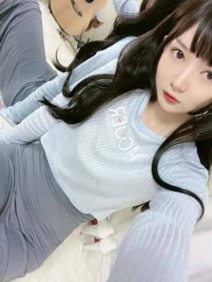 51酱《吉他妹妹自拍》主题写真：25张全套美图，含3个视频