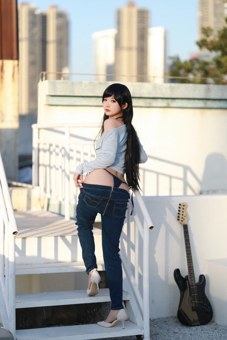 51酱《吉他妹妹牛仔裤》主题写真：26张全套美图