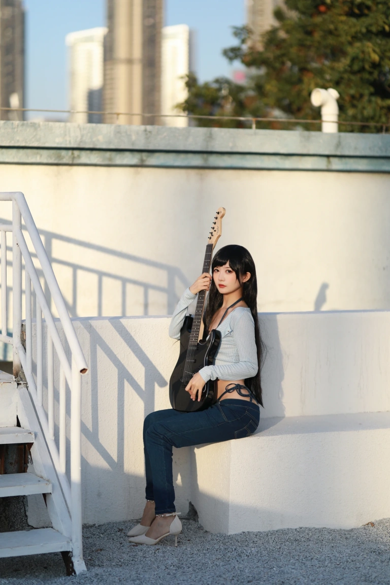 51酱《吉他妹妹牛仔裤》主题写真：26张全套美图