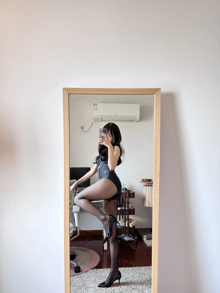 51酱《2023年05月真爱粉》主题写真：59张全套美图，含6个视频