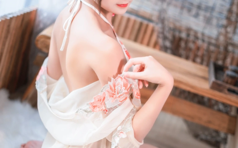 三度_69《肚兜》主题写真：32张全套美图