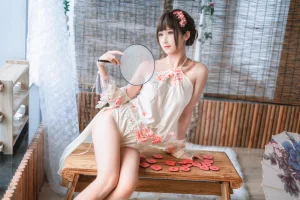 三度_69《肚兜》主题写真：32张全套美图