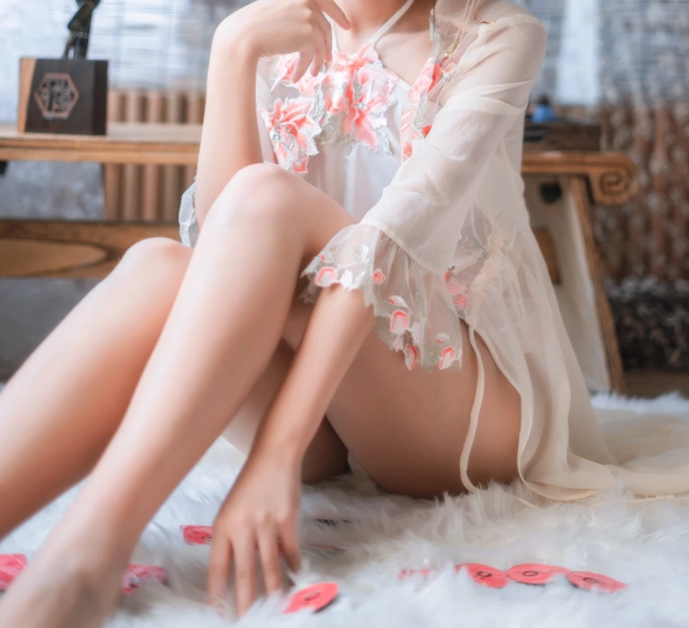 三度_69《肚兜》主题写真：32张全套美图