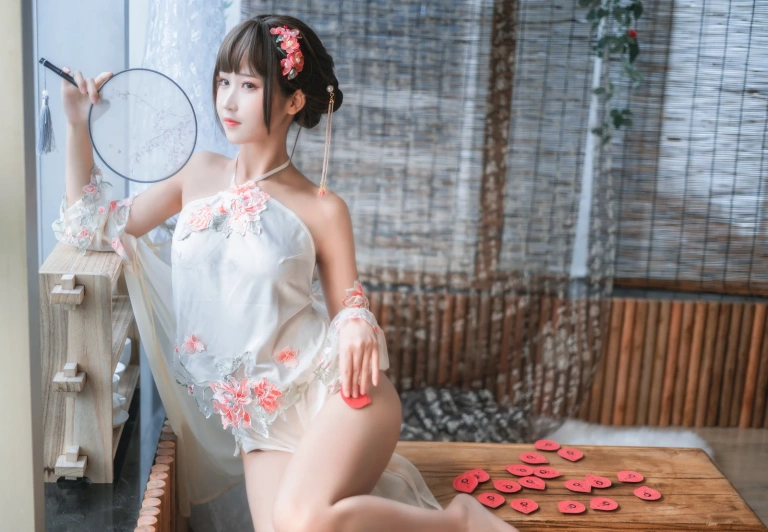 三度_69《肚兜》主题写真：32张全套美图