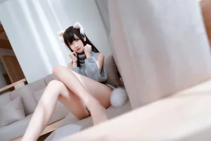 三度_69《露背毛衣》主题写真：36张全套美图，含2个视频