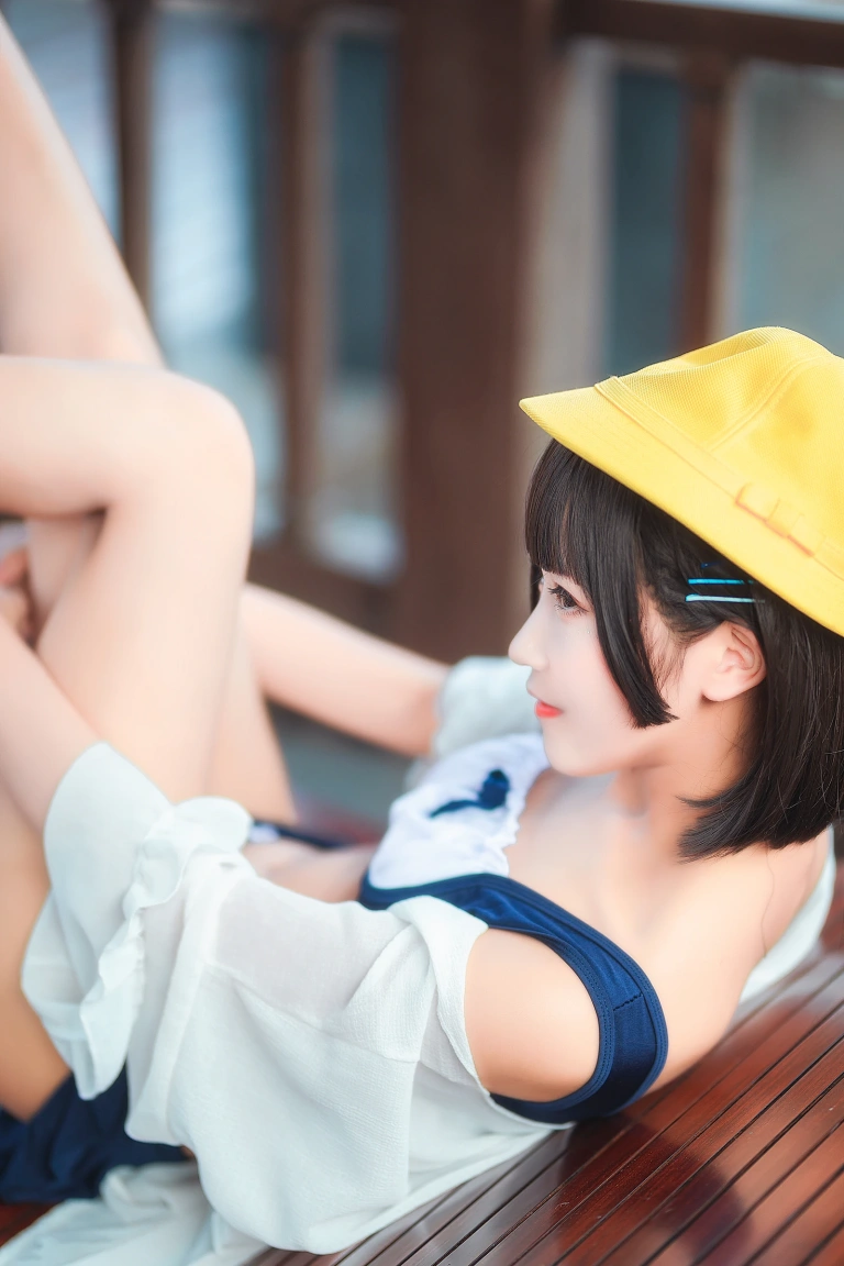三度_69《小黄帽》主题写真：40张全套美图