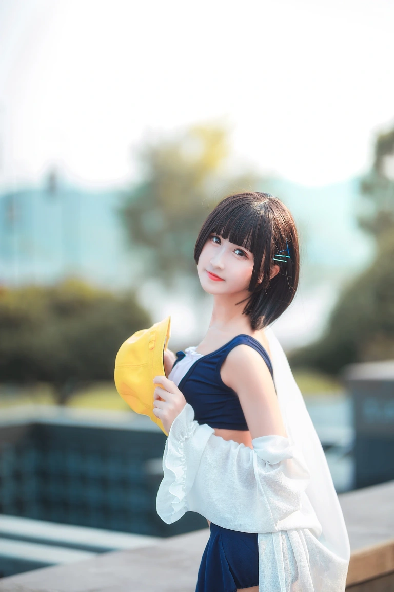 三度_69《小黄帽》主题写真：40张全套美图