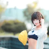 三度_69《小黄帽》主题写真：40张全套美图