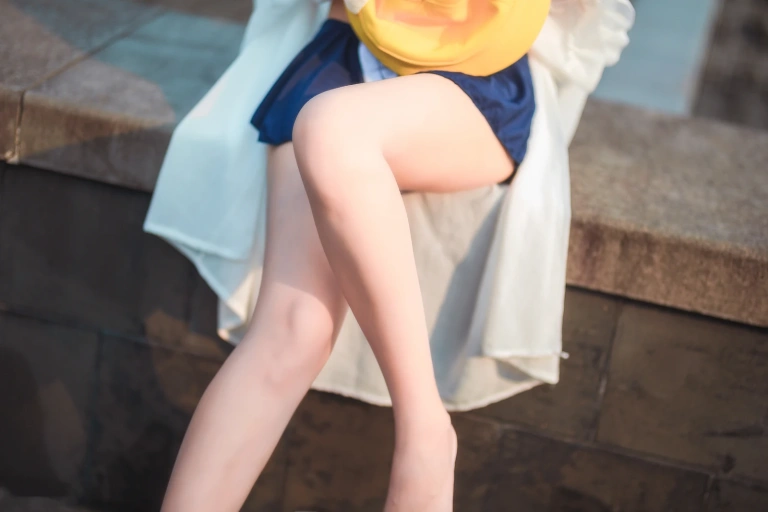 三度_69《小黄帽》主题写真：40张全套美图