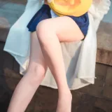 三度_69《小黄帽》主题写真：40张全套美图