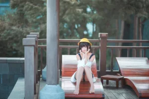 三度_69《小黄帽》主题写真：40张全套美图