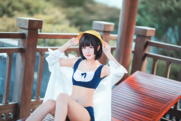 三度_69《小黄帽》主题写真：40张全套美图