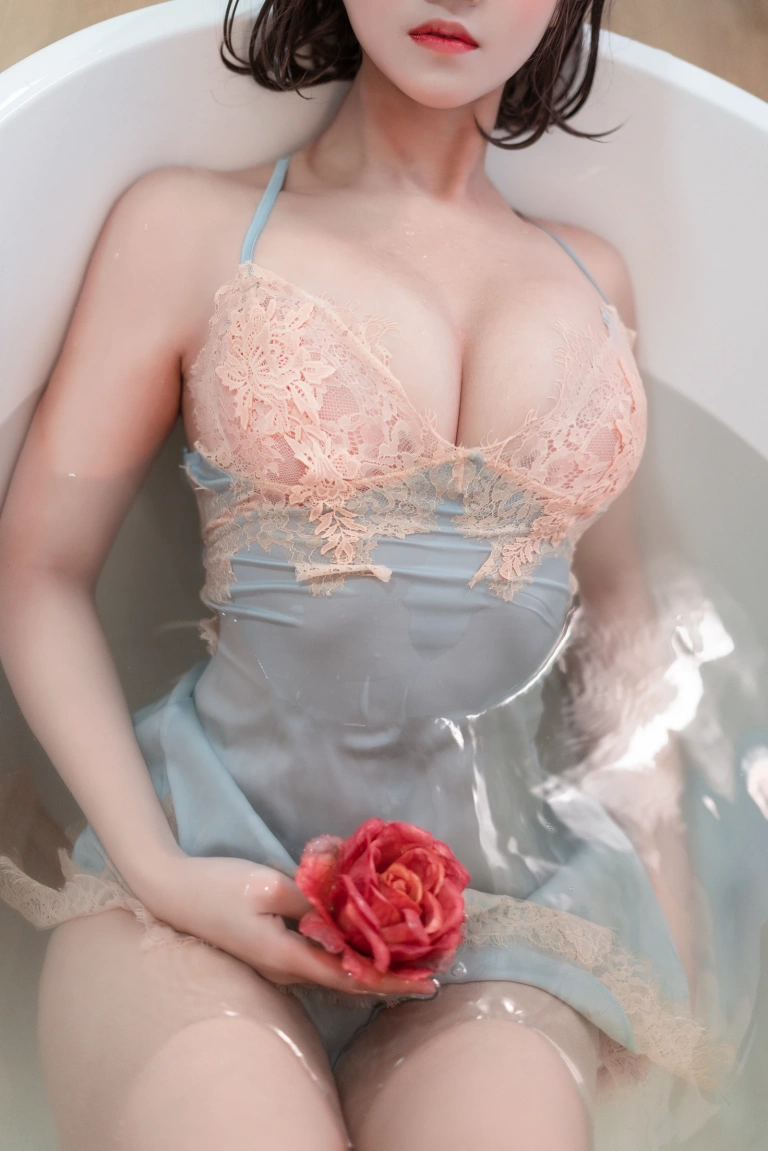 三度_69《浴缸蓝睡裙》主题写真：20张全套美图