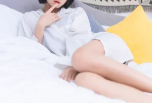 三度_69《衬衫日常》主题写真：22张全套美图