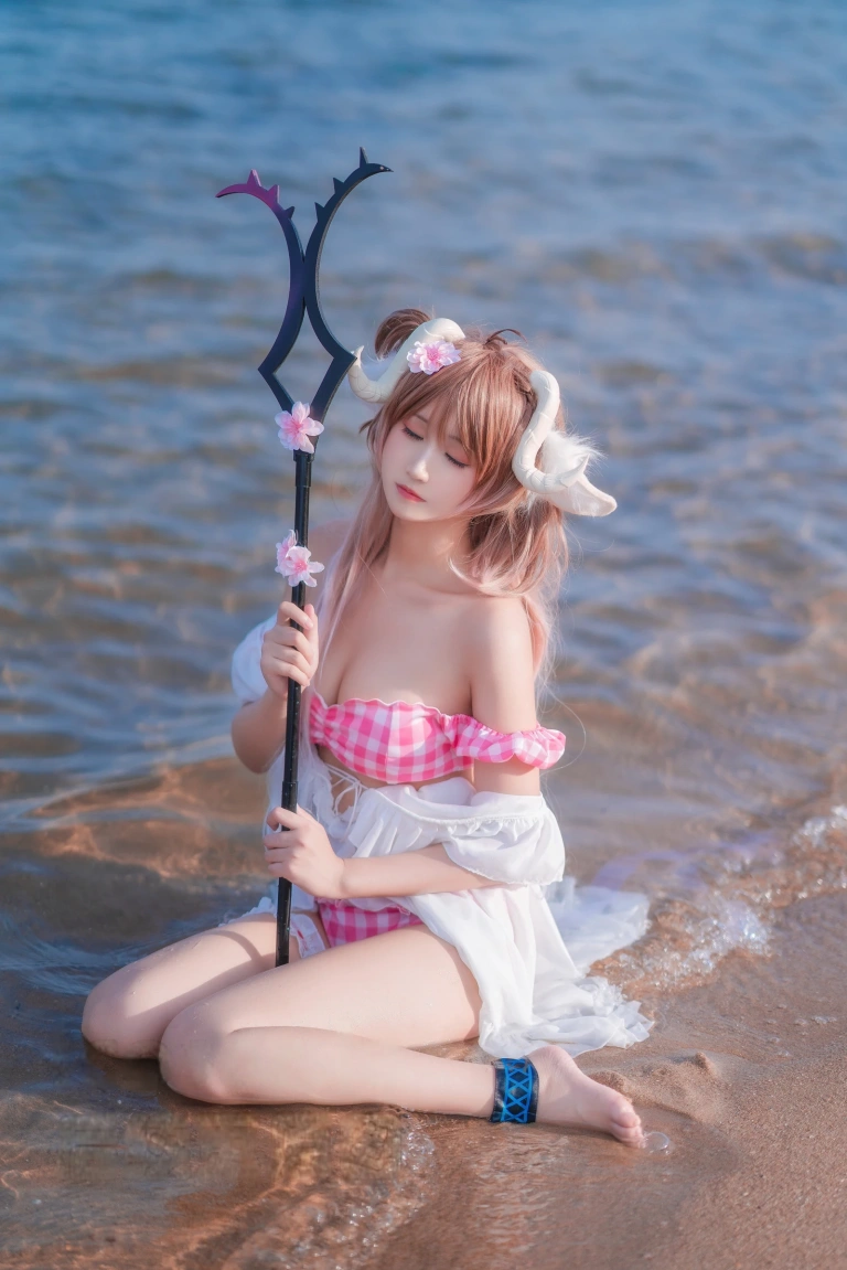 三度_69《小羊泳装》主题写真：17张全套美图