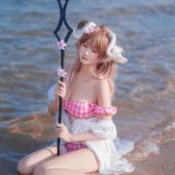 三度_69《小羊泳装》主题写真：17张全套美图