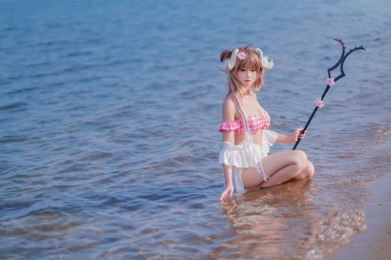 三度_69《小羊泳装》主题写真：17张全套美图