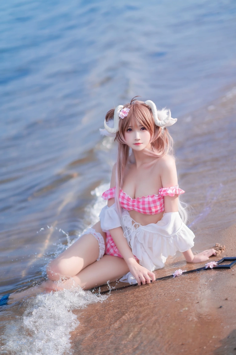 三度_69《小羊泳装》主题写真：17张全套美图