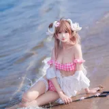 三度_69《小羊泳装》主题写真：17张全套美图
