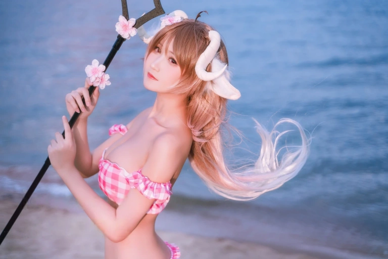 三度_69《小羊泳装》主题写真：17张全套美图