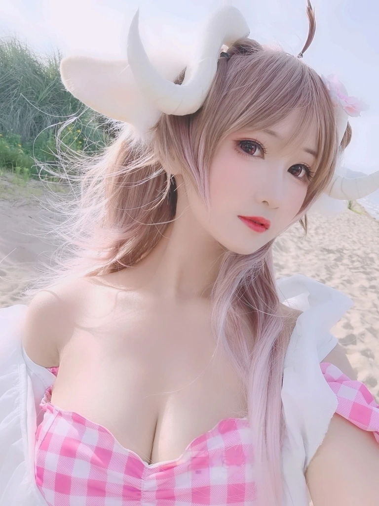 三度_69《小羊泳装》主题写真：17张全套美图