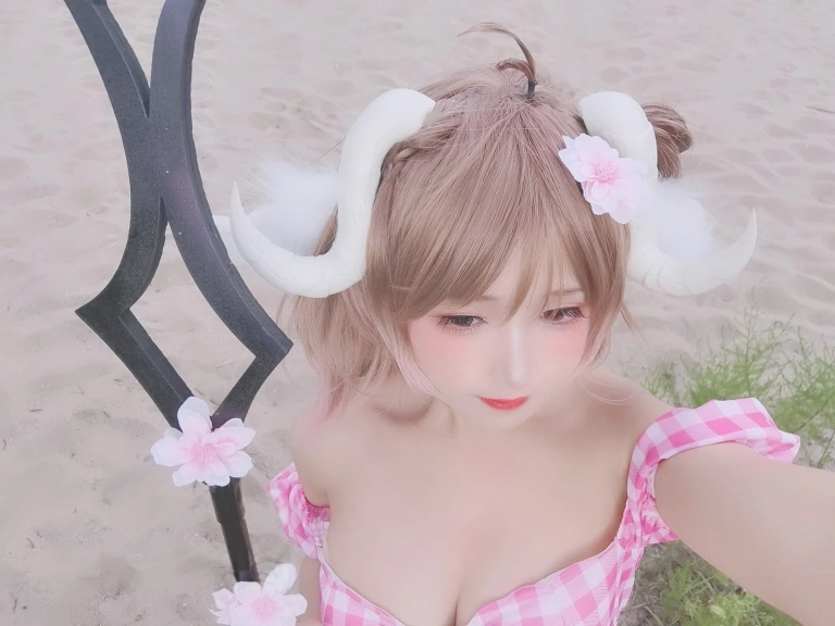 三度_69《小羊泳装》主题写真：17张全套美图