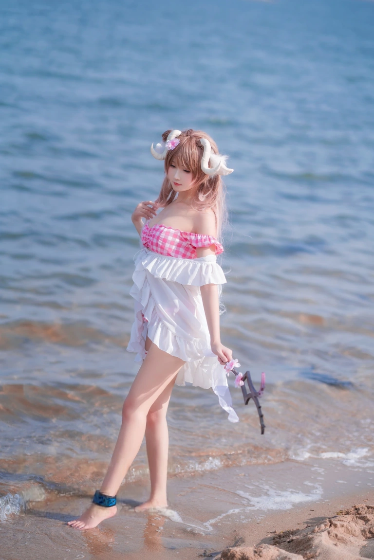 三度_69《小羊泳装》主题写真：17张全套美图